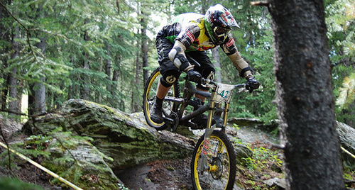 Горный велосипед. Фото https://commons.wikimedia.org/wiki/File:Mountain_bike_in_downhill_race.jpg