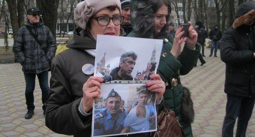 Участница митинга памяти Немцова с фотографиями убитого политика. Ростов-на-Дону, 26 февраля 2017 г. Фото Константина Волгина для "Кавказского узла"