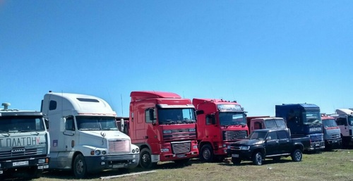 Автомобили протестующих дальнобойщиков в селе Тухчар. Дагестан, 3 апреля 2017 года. Фото Ильяса Капиева для "Кавказского узла"