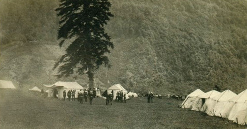 Фотография сделанная в лагере русских войск в Кбаадэ (ныне Красная Поляна) 21 мая 1864 года. Здесь состоялся парад русских войск, символизирующей окончание Кавказской войны. Фото https://commons.wikimedia.org