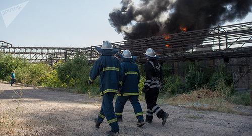 Пожарные на заводе "Наирит". Фото © Sputnik/ Asatur Yesayants
https://ru.armeniasputnik.am/society/20170829/8443793/chto-spaset-erevancev-ot-dyma-nairita---otvechayut-ehksperty.html