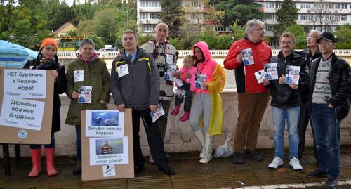  пикет в Сочи в защиту Черного моря на левом берегу реки Сочи на Набережной в районе сквера Конституции. 31 октября 2017 года. Фото: Светлана Кравченко для "Кавказского узла".