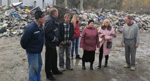 Жители улицы Пригородной на месте стихийной свалки. 6 декабря 2017 год. Фото: Светлана Кравченко для "Кавказского узла".