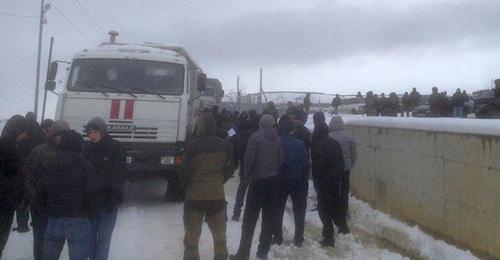 Возле мечети в поселке Белореченском, где сотрудники силовых структур проверяли паспорта у пришедших на пятничную молитву. 8 декабря 2017 года. Фото предоставлено очевидцем для "Кавказского узла"