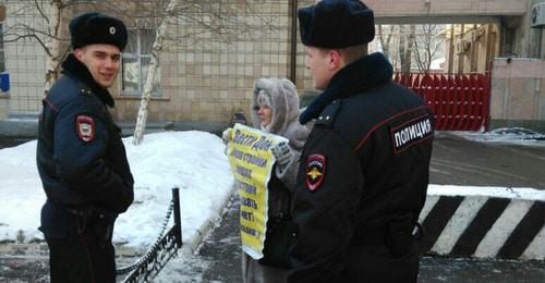 Сотрудники полиции возле пикетчицы у телецентра в Ростове-на-Дону. 25 января 2018 г. Фото предоставлено Юлией Собиной для "Кавказского узла"
