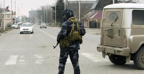 Сотрудник силовых структур. Грозный. Фото: REUTERS/Stringer (RUSSIA - Tags: CIVIL UNREST CONFLICT MILITARY)