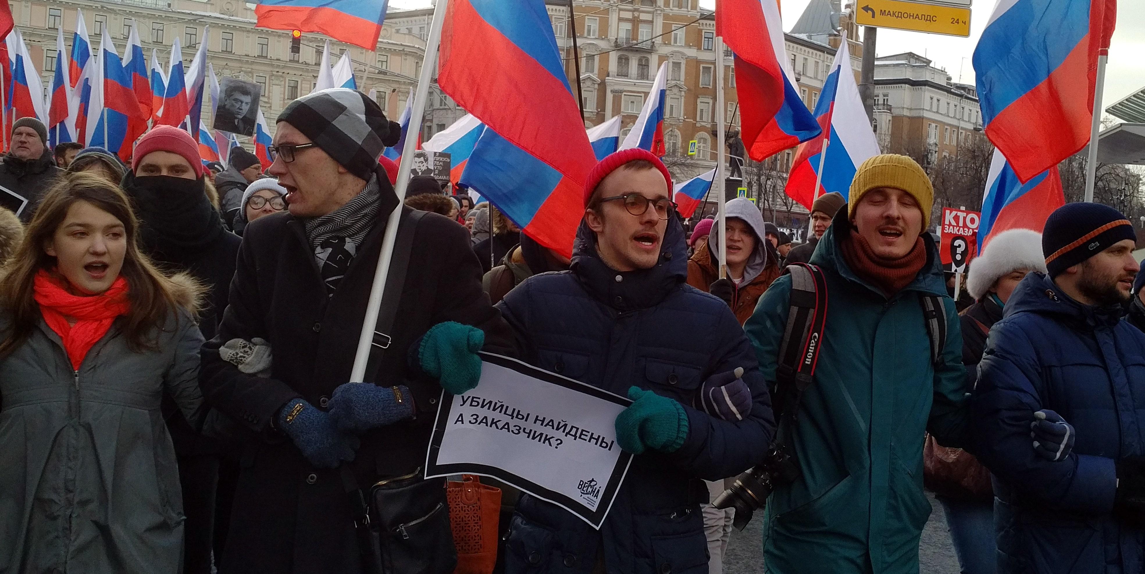 Проходя по Мясницкой улице, участники акции требовали призвать к ответу главу Чечни Рамзана Кадырова. Москва, 25 февраля 2018 года. Фото Григория Шведова для "Кавказского узла".