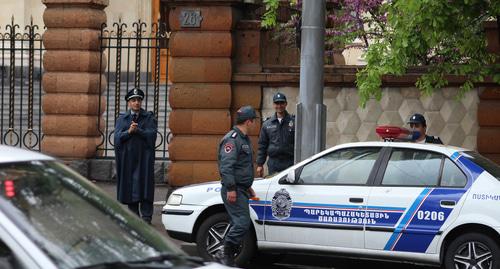 Сотрудники полиции у здания парламента Армении. Фото Тиграна Петросяна для "Кавказского узла"