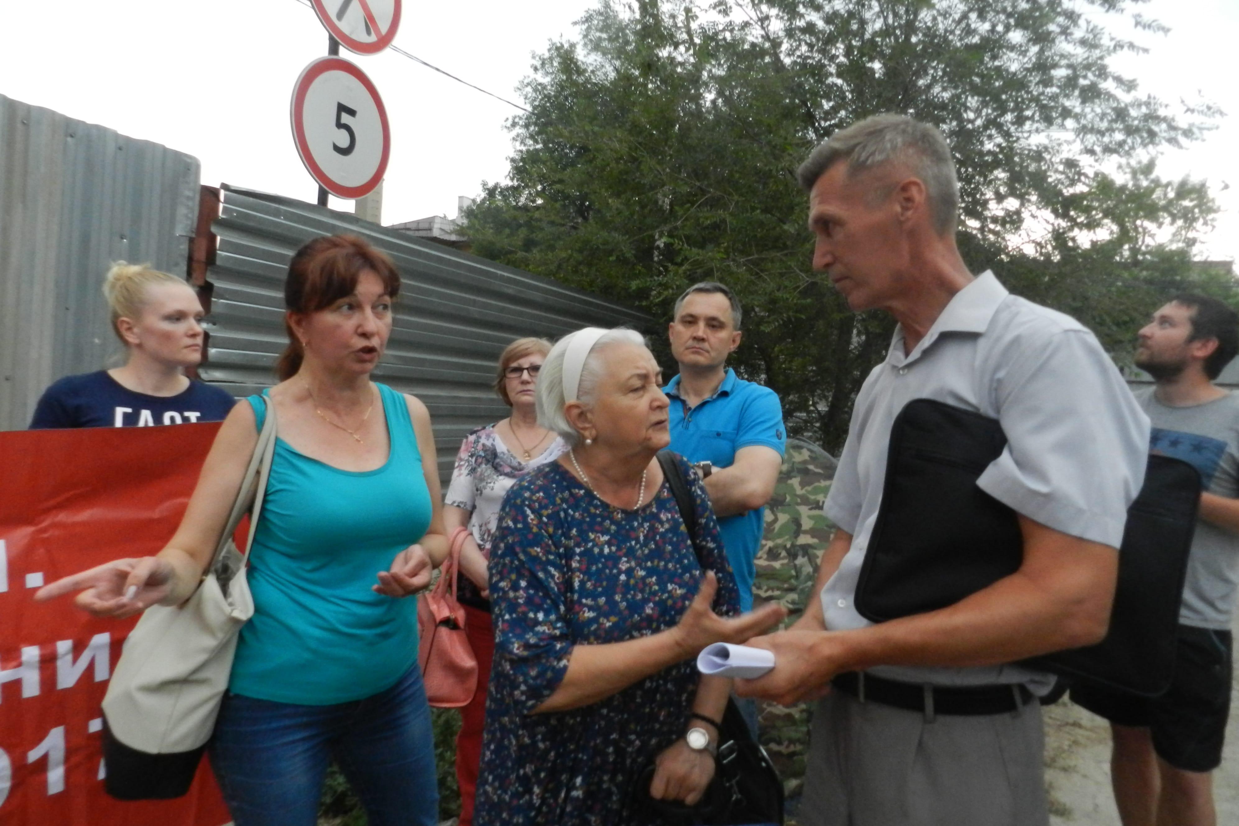 Дольщики ЖК "Династия" общаются с представителем мэрии. Волгоград, 6 июля 2018 года. Фото Татьяны Филимоновой для "Кавказского узла".