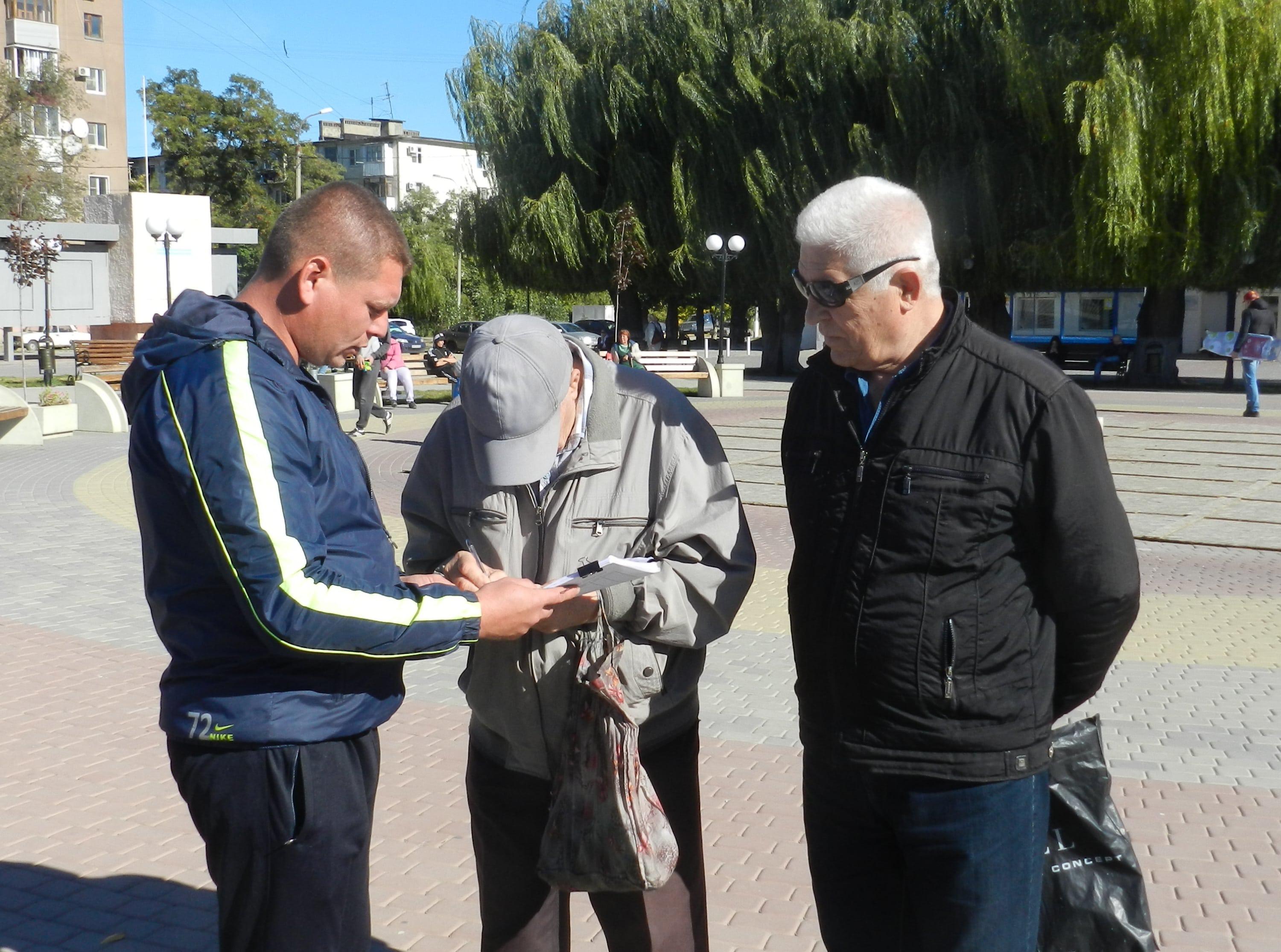 Сбор подписей против отмены троллейбусного маршрута в Кировском районе. Волгоград, 13 октября 2018 года. Фото Татьяны Филимоновой для "Кавказского узла"