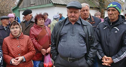 Жители посёлка Углеродовского в Красносулинском районе на сходе. Фот оВясеслава Прудникова для "Кавказсого узла"