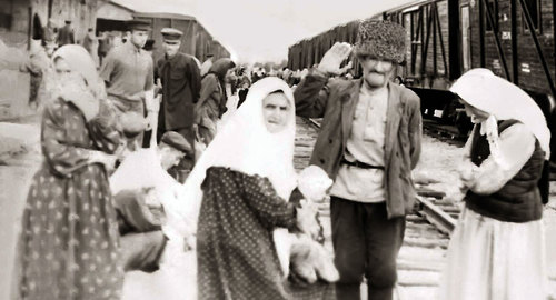 На вокзале. 1957 год. Фрунзе. Жители села Юрт-Аух возвращаются на родину. Фото https://ru.wikipedia.org/wiki/Депортация_чеченцев_и_ингушей#/media/File:На_вокзале._1957_год_Фрунзе._Жители_с._Юрт-Аух.jpg