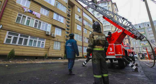 На месте пожара, произошедшего 03.01.2019  около 7 часов утра в одном из жилых домов города Дербента. Фото http://e-dag.ru/novosti/novosti-pravitelstva/artjom-zdunov-provel-operativnoe-soveshchanie-v-svyazi-s-chs-v-g-derbente.html#!prettyPhoto