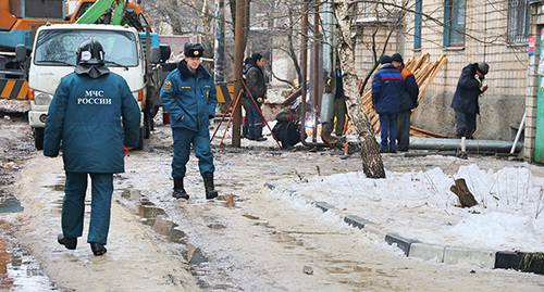 Работники МЧС и сотрудники полиции на месте взрыва дома в Шахтах. 16 января 2019 г. Фото Вячеслава Прудникова для "Кавказского узла"