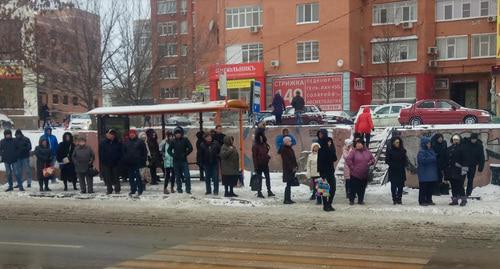 Очередь на остановке в Ростове-на-Дону. Фото Константина Волгина для "Кавказского узла"