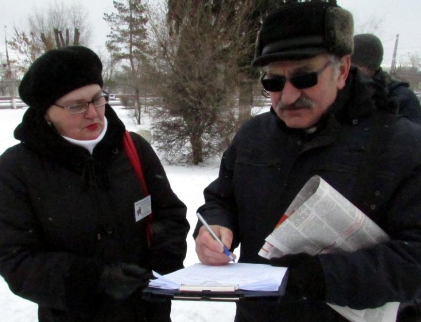 Нина Задонская собирает подписи под резолюцией митинга. Волгоград, 3 февраля 2019 года. Фото Вячеслава Ященко для "Кавказского узла".