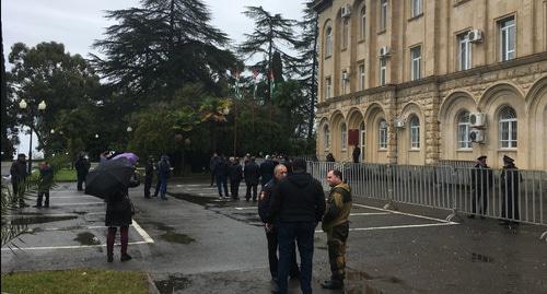 Протестующие на площади у парламента. Фото корреспондента "Кавказского узла"