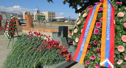 Возложение цветов в память о жертвах погромов в Сумгаите прошло сегодня в Степанакерте. 28 февраля 2019 г. Фото Алвард Григорян для "Кавказского узла"