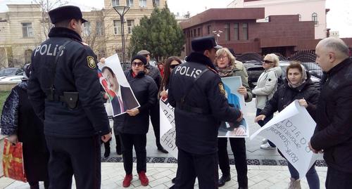 Митинг вкладчиков обанкротившегося Bank Standard у здания администрации президента Азербайджана в Баку. Фото Кямала Али для "Кавказского узла"