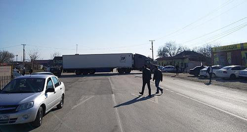 "Экажевский круг", где было перекрыто движение по федеральной трассе при въезде в Назрань. Фото: Умар Йовлой для "Кавказского узла"