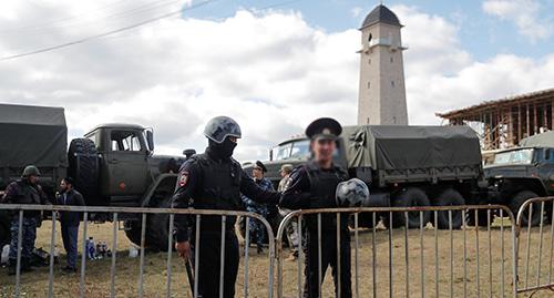 Сотрудники силовых структур и военная техника в Магасе. Фото: REUTERS/Maxim Shemetov