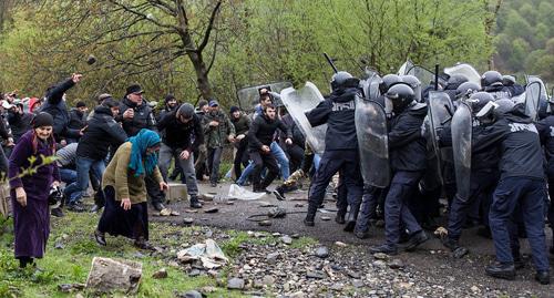 Участники нападения на сотрудников полиции во время митинга, проведенного жителями Панкисского ущелья, которые протестуют против запланированного строительства гидроэлектростанции, недалеко от села Биркиани, Грузия, 21 апреля 2019 года. REUTERS / Екатерина Анчевская
Выделите текст, чтобы посмотреть примеры
