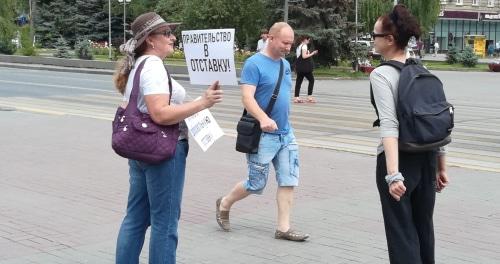 Прохожие редко интересовались плакатами на пикете. Фото Татьяны Филимоновой для "Кавказского узла"