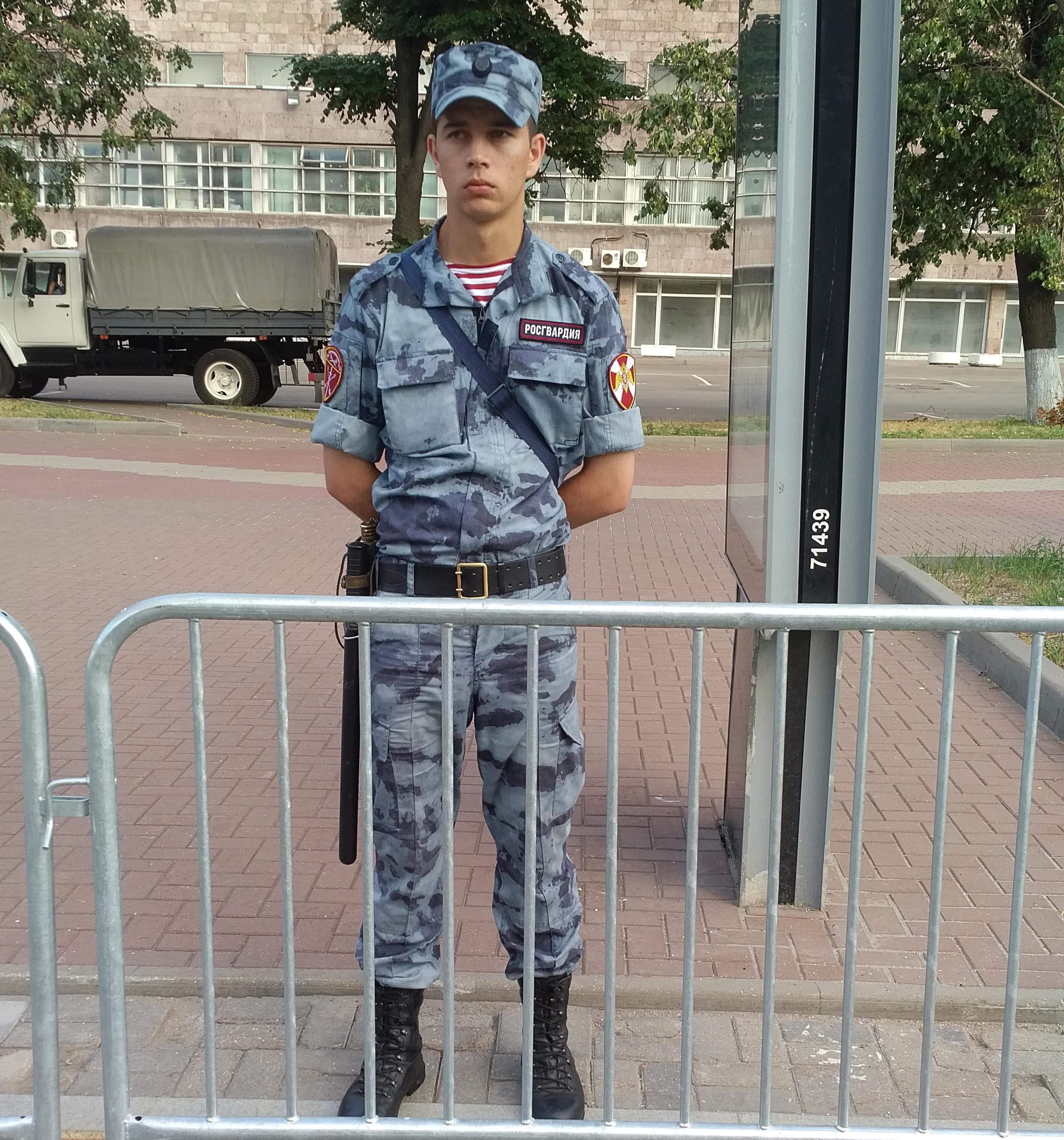 Полицейский следит за порядком на митинге. Москва, 23 июня 2019 года. Фото Григория Шведова для "Кавказского узла".