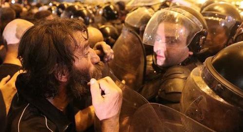 Полицейские сдерживают демонстрантов во время акции протеста в Тбилиси 21 июня 2019 года. Фото: REUTERS/Irakli Gedenidze.