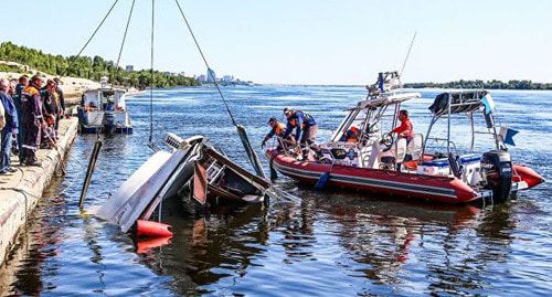 Поднятие катамарана, потерпевшего крушение в Волгограде. Фото : ГУ МЧС РФ по Волгоградской области