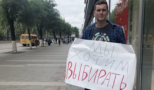 Роман Апарин проводит пикет. Волгоград, 27 июля 2019 года. Фото Татьяны Филимоновой для "Кавказского узла"