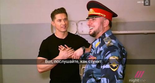 Джеймс Лонгман и Апти Алаудинов. Кадр видео https://tvrain.ru/news/zhurnalist_abc_sdelal_kaming_aut_pered_glavoj_mvd_chechni_v_tjurme_dlja_geev-496220