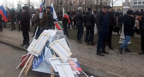 Плакаты и банеры после митинга в Грозном 22.01.2016. Фото Николая Петрова для "Кавказского узла"