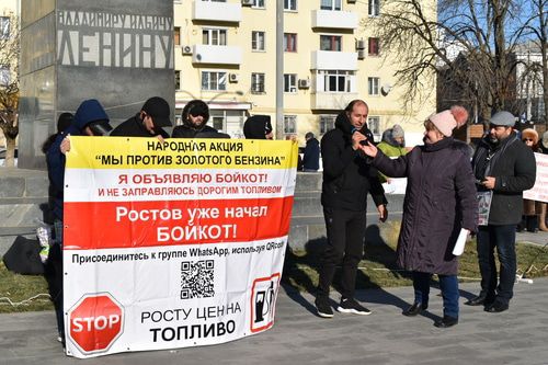 Представители инициативной группы "Бойкот дорогому топливу". Фото Константина Волгина для "Кавказского узла"