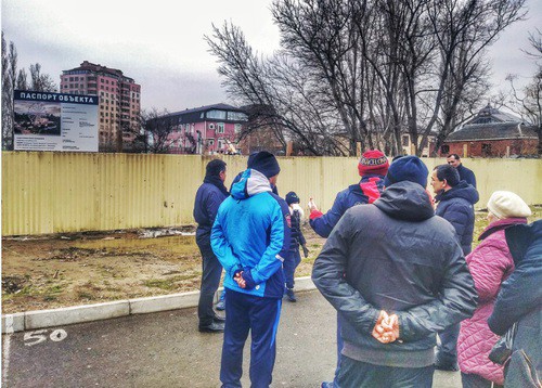 Противники установки аттракциона в парке Ленинского  комсомола в Махачкале. Фото Ильяса Капиева для "Кавказского узла"