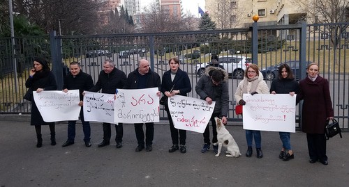 Правозащитники у генпрокуратуры Грузии. Надписи на плакатах: "Верните обвинения в адрес Шотадзе",  "Скажи нет несправедливости", "Нет марионеткам!", "Не будьте пристрастны, будьте объективны!". Фото Беслана Кмузова для "Кавказского узла"