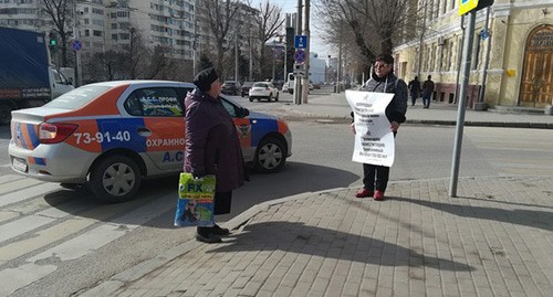 Татьяна Педан общается с прохожими на улице во время пикета. Волгоград, 10 марта 2020 г. Фото Татьяны Филимоновой для "Кавказского узла"