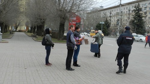 Пикетчики, активист Владимир Васильченко и полицейский. Фото Татьяны Филимоновой для "Кавказского узла"