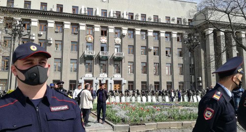 Сотрудники полиции в защитных масках. Владикавказ, 20 апреля 2020 г. Фото Эммы Марзоевой для "Кавказского узла"