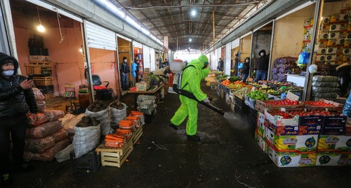 Дезинфекция рынка в Баку. Фото Азиза Каримова для "Кавказского узла"