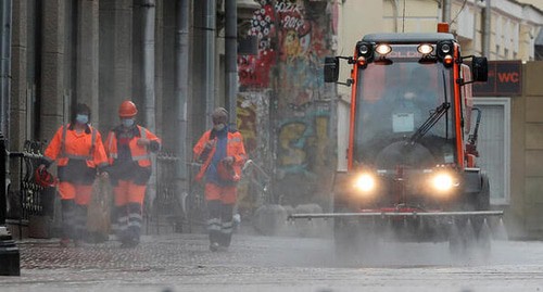 Сотрудники коммунальной службы во время карантина. Фото: REUTERS/Shamil Zhumatov