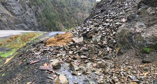 Горная порода обвалилась на дорогу после ливней в  Рутульском районе Дагестана. Фото: 05.mchs.gov.ru