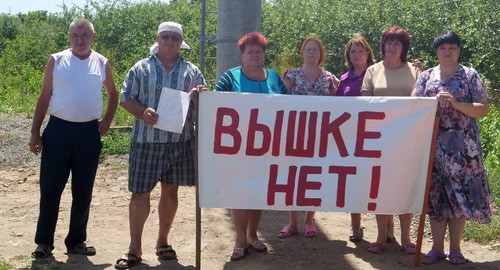 Жители поселка Скелеватский требуют убрать вышку сотовой связи. Фото Вячеслава Прудникова для "Кавказского узла".