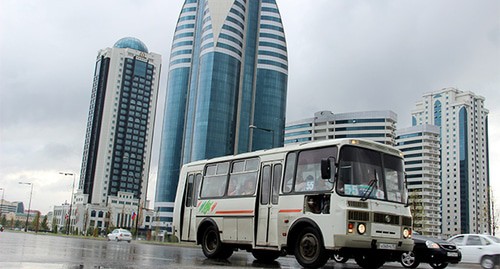 Автобус на улицах Грозного. Фото Магомеда Магомедова для "Кавказского узла"