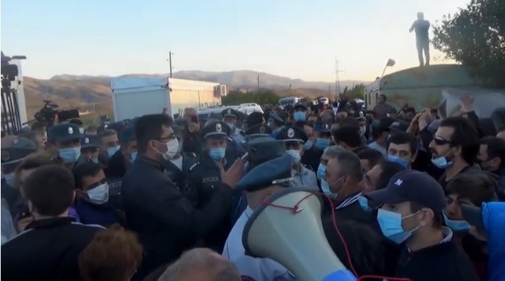 Акция протеста на подступах к горе Амулсар. Фото: скриншот видео "Кавказского узла", https://www.youtube.com/watch?v=6j0Uh0opW58&feature=youtu.be