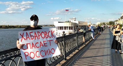 Ярослав Савин в одиночном пикете. Фото Алены Садовской для "Кавказского узла"