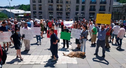 Участники митинга туроператоров, требующих открыть авиасообщение со странами-источниками турпотока. Фото Беслана Кмузова для "Кавказского узла"