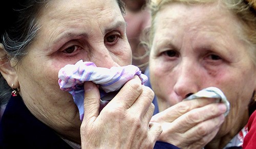 Родственники погибших во время теракта на улице Гурьянова. Фото: REUTERS/Dima Korotayev