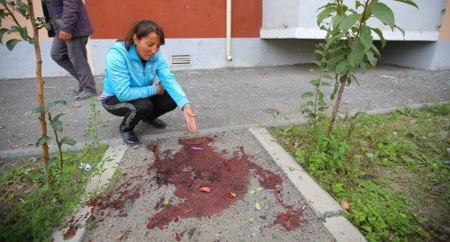 Жителница Азербайджана показывает место, где во время обстрела был ранен человек. Фото Азиза Каримова для "Кавказского узла"