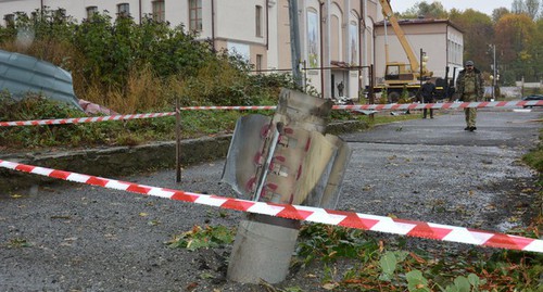 Неразорвавшийся снаряд в Степанакерте. Фото Службы по чрезвычайным ситуациям Нагорного Карабаха, https://www.facebook.com/RescueServiceOfTheNKR/posts/3763383793696068